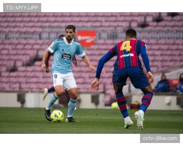 特写：在塞尔塔主场的“家庭观赛区”，孩子们通过触控屏参与趣味足球游戏
