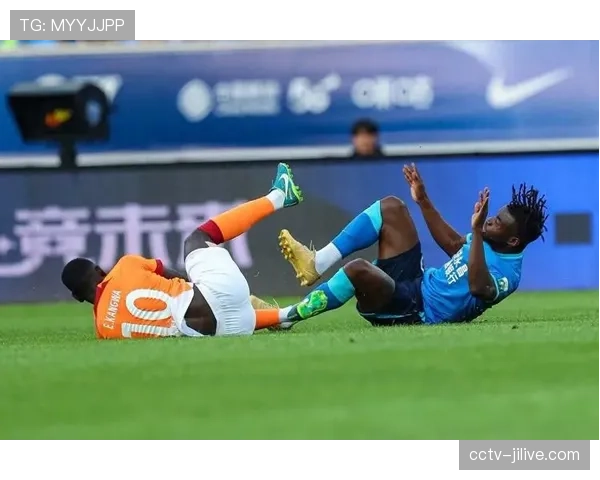 小球迷冲入场内拥抱偶像奥斯卡，被安保人员迅速带离